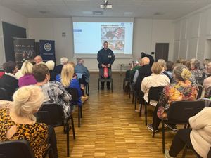 Strażacy uczą seniorów pomocy przedmedycznej.