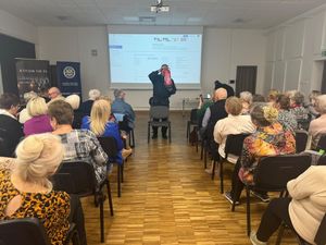 Strażacy uczą seniorów pomocy przedmedycznej.
