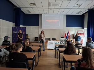 Policjanci spotkali się z młodzieżą.