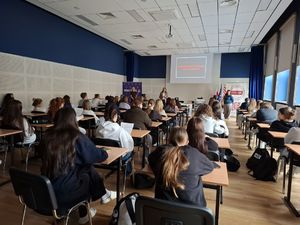 Policjanci spotkali się z młodzieżą.