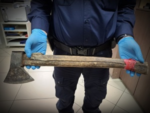 Policjant trzyma siekierę