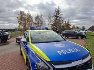 Policjanci dbają o bezpieczeństwo w rejonach cmentarzy.