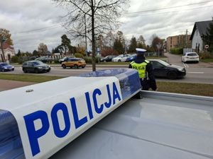 Policjanci dbają o bezpieczeństwo w rejonach cmentarzy.