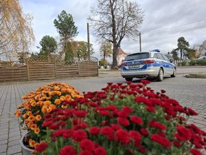 Policjanci dbają o bezpieczeństwo w rejonach cmentarzy.