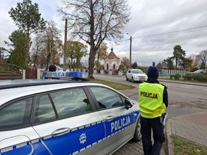 Policjanci dbają o bezpieczeństwo w rejonach cmentarzy.