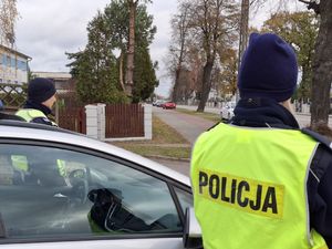 Policjanci dbają o bezpieczeństwo w rejonach cmentarzy.