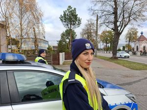 Policjanci dbają o bezpieczeństwo w rejonach cmentarzy.