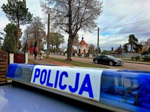 Policjanci dbają o bezpieczeństwo w rejonach cmentarzy.