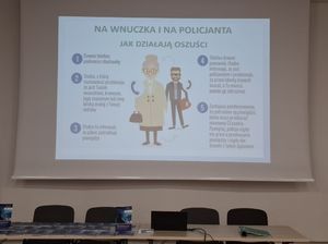 Policjanci podczas spotkania z seniorami.