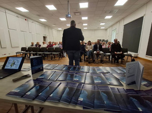 Policjanci podczas spotkania z seniorami.