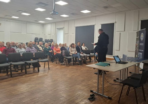 Policjanci podczas spotkania z seniorami.