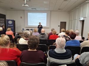 Policjanci podczas spotkania z seniorami.