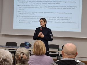 Policjanci podczas spotkania z seniorami.