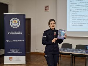 Policjanci podczas spotkania z seniorami.