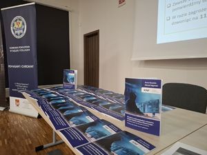 Policjanci podczas spotkania z seniorami.