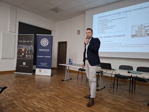 Policjanci podczas spotkania z seniorami.