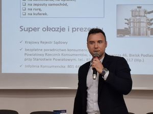 Policjanci podczas spotkania z seniorami.