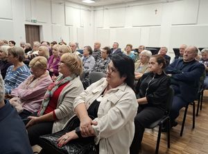 Policjanci podczas spotkania z seniorami.