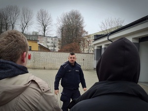 Policjanci opowiadają licealistom o swojej pracy.