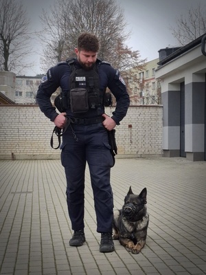 Policjanci opowiadają licealistom o swojej pracy.