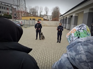 Policjanci opowiadają licealistom o swojej pracy.
