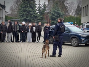 Policjanci opowiadają licealistom o swojej pracy.