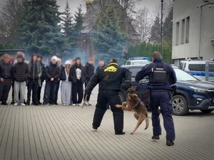 Policjanci opowiadają licealistom o swojej pracy.
