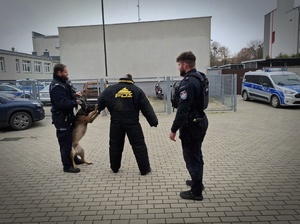 Policjanci opowiadają licealistom o swojej pracy.