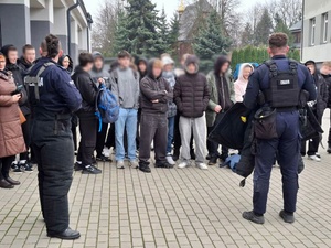 Policjanci opowiadają licealistom o swojej pracy.