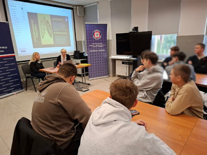 Policjanci opowiadają licealistom o swojej pracy.