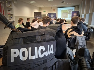 Policjanci opowiadają licealistom o swojej pracy.