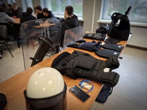 Policjanci opowiadają licealistom o swojej pracy.