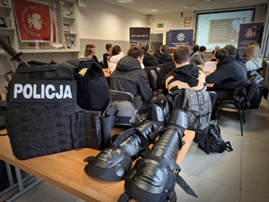 Policjanci opowiadają licealistom o swojej pracy.
