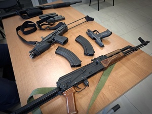 Policjanci opowiadają licealistom o swojej pracy.