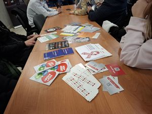 Policjanci opowiadają licealistom o swojej pracy.