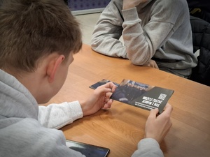 Policjanci opowiadają licealistom o swojej pracy.