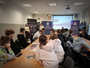 Policjanci opowiadają licealistom o swojej pracy.