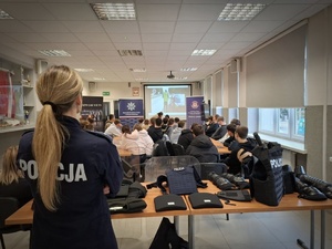 Policjanci opowiadają licealistom o swojej pracy.