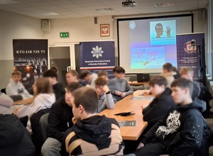 Policjanci opowiadają licealistom o swojej pracy.