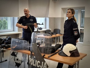 Policjanci opowiadają licealistom o swojej pracy.