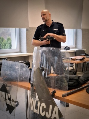 Policjanci opowiadają licealistom o swojej pracy.