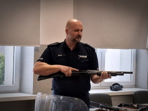 Policjanci opowiadają licealistom o swojej pracy.