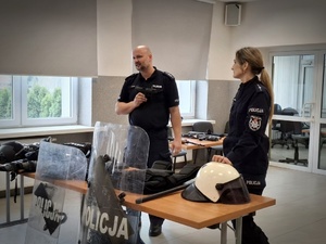 Policjanci opowiadają licealistom o swojej pracy.