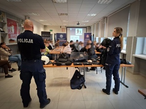 Policjanci opowiadają licealistom o swojej pracy.