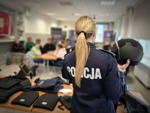 Policjanci opowiadają licealistom o swojej pracy.