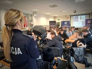 Policjanci opowiadają licealistom o swojej pracy.