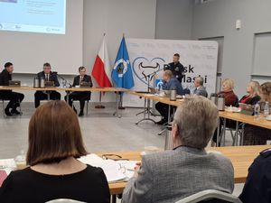 Policjanci rozmawiają z mieszkańcami podczas debaty społecznej.