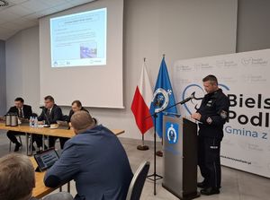 Policjanci rozmawiają z mieszkańcami podczas debaty społecznej.