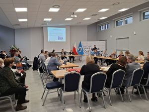 Policjanci rozmawiają z mieszkańcami podczas debaty społecznej.