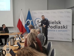 Policjanci rozmawiają z mieszkańcami podczas debaty społecznej.